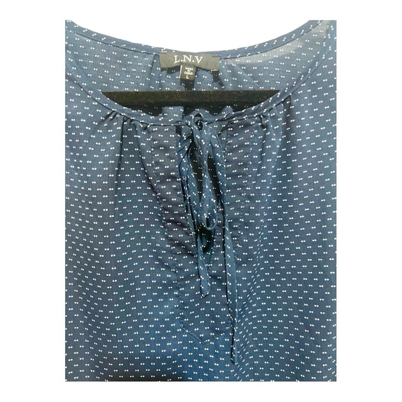 L.N.V. Blouse in navy with ruffle bottom - Picture 4 of 6